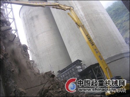 力士德自主研發(fā)加長(zhǎng)臂挖掘機(jī)在貴州六盤(pán)水水鋼水泥廠拆除現(xiàn)場(chǎng)顯神威